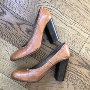 CHLOÉ EU39 tan leather w/white stitch detail & stacked heel